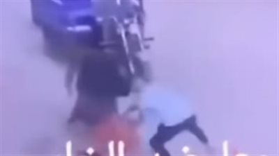 الأمن يفحص فيديو تعدي شاب على سيدة بالضرب وسط الشارع في بني سويف