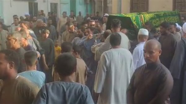 أهالي قنا يشيعون