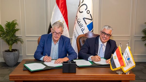 جانب من التوقيع 