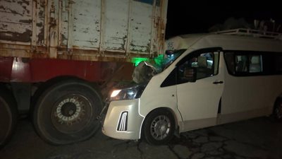 إصابة 13 شخصًا في تصادم ميكروباص ونقل على طريق سيوة مطروح