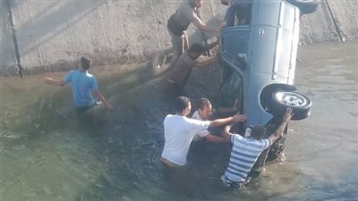 إصابة 4 أشخاص إثر انقلاب سيارة ملاكي في ترعة بسوهاج