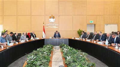 وزير الإسكان يوجه بدفع معدلات تنفيذ منطقة الأعمال بالعاصمة الإدارية والداون تاون بالعلمين الجديدة