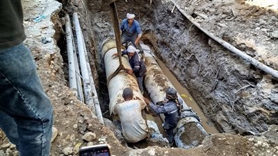 بعد 26 ساعة عمل.. الانتهاء من إصلاح كسر خط صرف صحي بالجوايدة بالأقصر