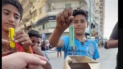 أنت أخونا ولازم نساعدك.. فيديو لـ صغيرين بالإسكندرية يقدمان المانجو بالمجان لشاب يثير تعاطف السوشيال ميديا