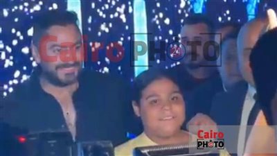 حقق حلمها.. تامر حسني رفقة هايدي بطلة تريند الشيبسي