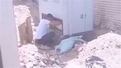 الأمن يفحص فيديو سرقة شخصين لمحول كهرباء