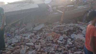 وفيات ومصابون.. ننشر أسماء ضحايا في انهيار عقار مكون من 3 طوابق بأسيوط