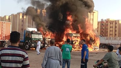 اشتعال 4 سيارات نقل بجراج خلف مستشفى القرين بالشرقية