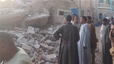 استخراج جميع العالقين من أسفل منزل أسيوط المنهار وإجراءات احترازية للمنازل المجاروة