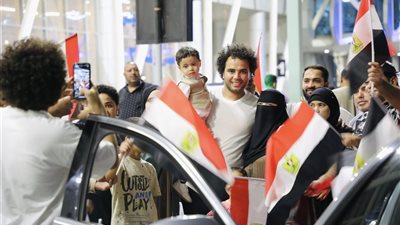 بعد واقعة السفارات.. لحظة وصول أحمد ناصر نائب اتحاد شباب مصر بالخارج إلى القاهرة