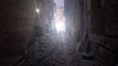 لحماية الأرواح.. إزالة الأجزاء الخطرة من عقار بالإسكندرية