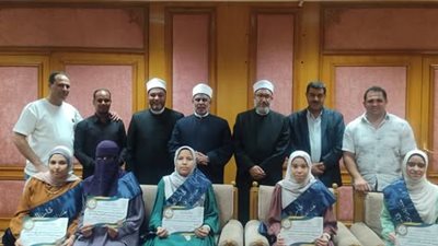 اليوم العالمي للسرد.. ننشر صور أول من ختمن القرآن الكريم كاملا في جلسة واحدة