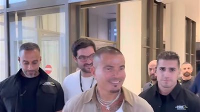 عمرو دياب يشعل بيروت: لبنان بلدي الثانية.. وجنا كانت تتمنى أن تكون معي