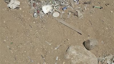 مصدر عدوى.. طبيبة تستغيث من انتشار المخلفات الطبية أمام إحدى المستشفيات الخاصة