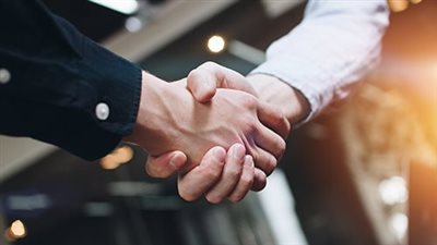 أستاذة فقه بالأزهر: الخلوة المحرمة تعني وجود المرأة مع غير المحرم في مكان منعزل وليس الاختلاط في العمل