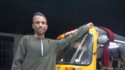 سائق توك توك يعيد شبكة عروس في إسنا بالأقصر