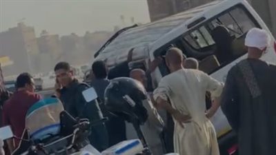 تصادم ميكروباص بالرصيف أعلى الطريق الدائري اتجاه المريوطية