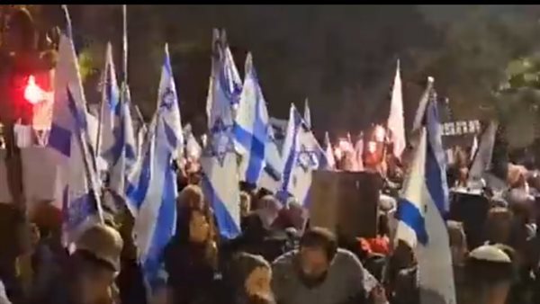 مظاهرات أمام منزل