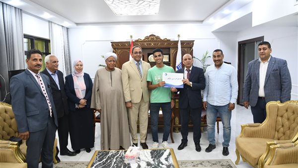 محافظ قنا يسلم عقود