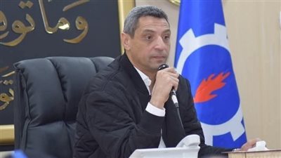 محافظ السويس يستعرض جهود التطوير وتنظيم الخدمات في اللقاء الأسبوعي