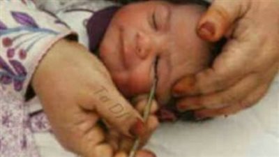 أبرزها استخدام الكحل.. طبيبة أطفال تحذر: 8 ممارسات شائعة تهدد صحة الرضع