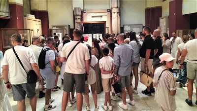 لاكتشاف كنوز الفراعنة.. المتحف المصري بالتحرير يستقبل السائحين من مختلف الجنسيات | صور 