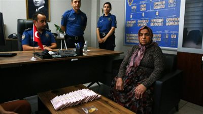 فتاة تركية تتسبب في خسارة ذهب والدتها المخبأ داخل سرير قديم بعد بيعه.. ما القصة؟ 