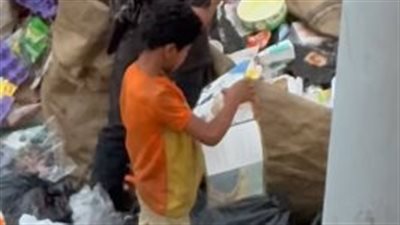 صغير يقرأ وسط القمامة.. فيديو مؤثر يشعل مواقع التواصل 