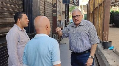 رئيس حي شرق مدينة نصر يقود حملة لإزالة مخالفات عمارات الشرق للتأمين أمام الحديقة الدولية | صور