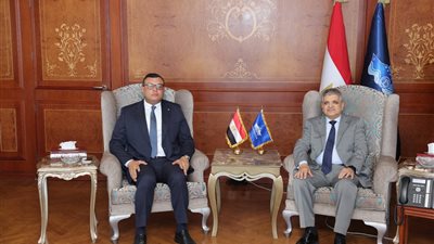 الفريق أسامة ربيع ووزير الإسكان يبحثان إمكانية إنشاء محطات لتحلية المياه بمدن قناة السويس 