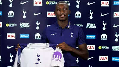 توتنهام يعلن ضم كولو مواني من باريس سان جيرمان على سبيل الإعارة