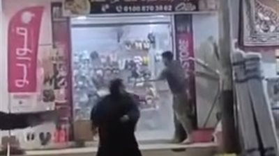 لخلافات بينهما.. القبض على شاب لكسره زجاج محل أحذية والدته بالدقهلية