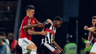 بعد فوزه على مانشستر يونايتد.. تغريم فريق جريمسبي تاون لإشراكه لاعبا غير مقيد 