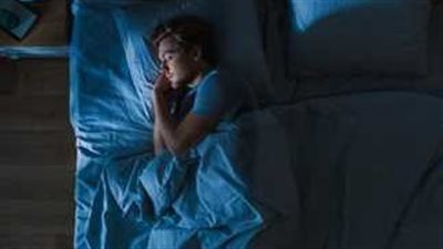 خبيرة صحة نفسية تكشف عن أفضل وقت للنوم 