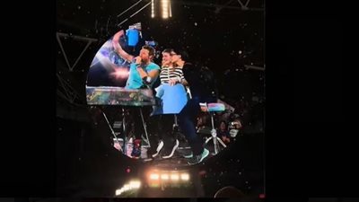 حفل كولدبلاي.. جدل بعد صعود فتاتين إسرائيليتين وكريس مارتن يوجّه تحية لفلسطين 