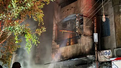 الدفع بـ 5 سيارات إطفاء للسيطرة على حريق منزل و3 محلات تجارية في سوهاج| صور