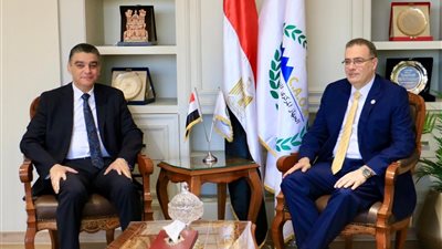 التنظيم والإدارة يسلم رئيس الشراء الموحد الهيكل التنظيمي الجديد للهيئة بعد تطويره