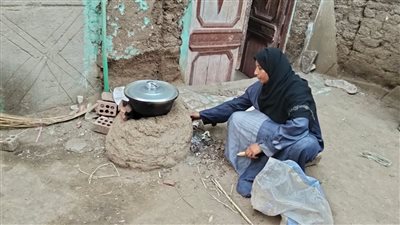 بعد انهيار منزلهم.. أسرة تفترش الشارع بالمنوفية والأم: أولادي بيناموا على حصير وسط نباح الكلاب