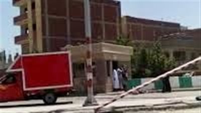 لحظة رعب على قضبان الأقصر.. الصدادة الحديدية للمزلقان تسقط على شاب وتصيبه بإصابات خطيرة