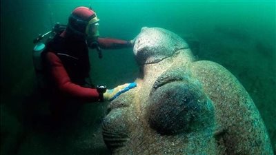 عرض تمثال لملكة بطلمية من الآثار الغارقة بالمتحف المصري الكبير