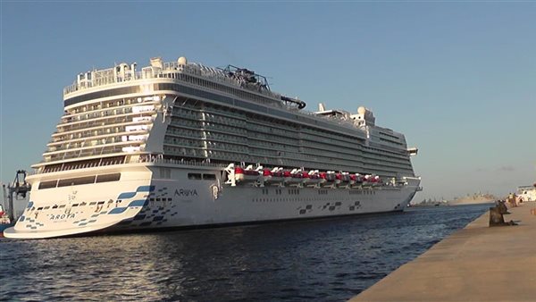 وصول سياح لميناء