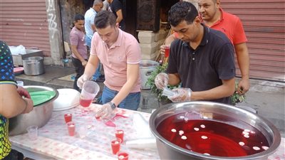 أهالي المنشية بالإسكندرية يوزعون شربات بالموز على المارة احتفالا بالمولد النبوي الشريف | صور