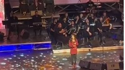 ابنة الراحل عبد الرحمن الأبنودي تُلقي قصيدته يا منه في حفل 100 سنة غُنا لـ علي الحجار بالأوبرا