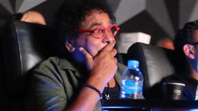 بعد أزمته الصحية.. حقيقة مشاهدة محمد منير فيلم ضي في السينما أمس