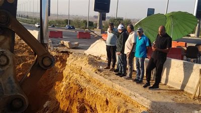 كسر مفاجئ بخط مياه رئيسي بالطريق الأوسطي بالقاهرة الجديدة.. وجهاز المدينة: الخدمة المقدمة للسكان لم تتأثر