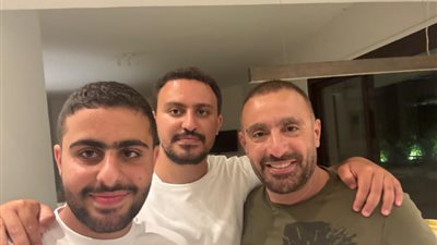 حمزة السقا ينشر صورة مع والده وشقيقه ياسين ويعلق: العرق يمدّ.. الفارس وساموراي