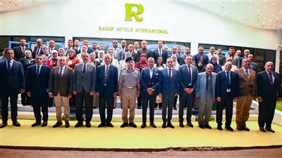 محافظ جنوب سيناء يلتقي وفد كلية الدفاع الوطني ويكرم أقدم الدارسين من مصر وممثلي الدول العربية والإفريقية