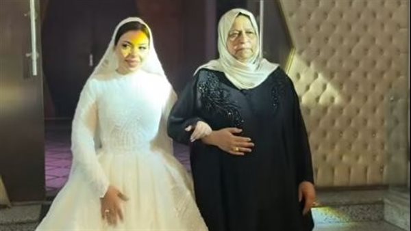 العروسة - والدتها