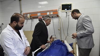 محافظ بورسعيد يطمئن على مصابي حادث الطريق الدولي الساحلي| صور 