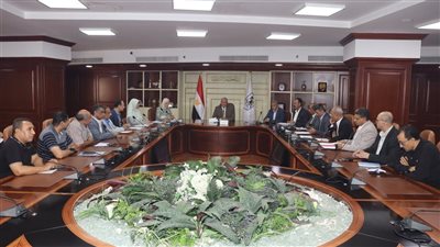 السكرتير العام يترأس الاجتماع الدوري للجنة المنشآت الآيلة للسقوط ببني سويف